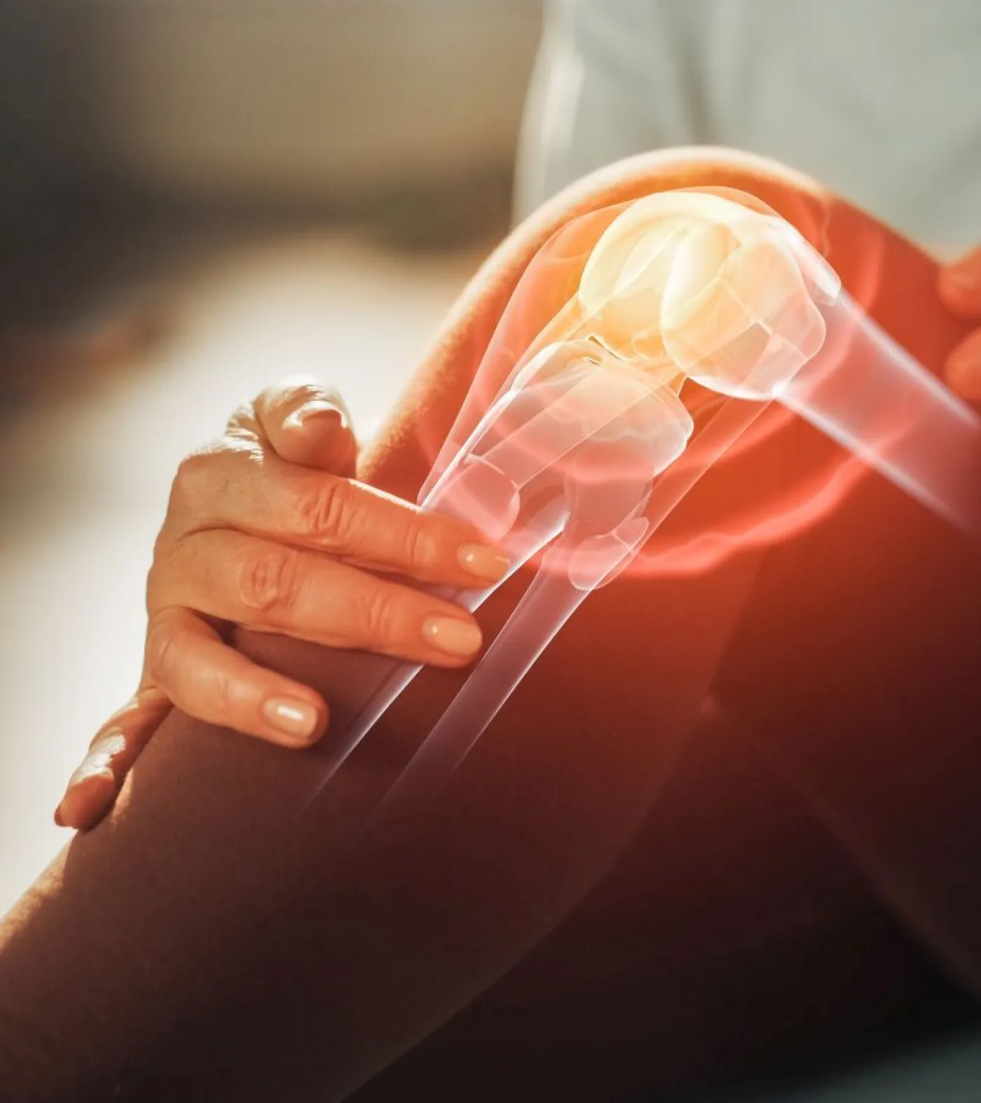 Frau hält sich schmerzendes Knie